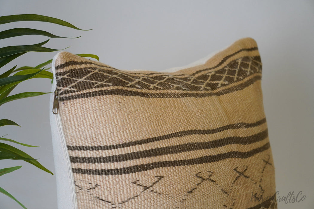 Boho kilim pillow, Moroccan Pillow, Boujaad Pillow, Bohemian Pillow, decorative Pillow - Handcrafted from vintage Moroccan wool rug